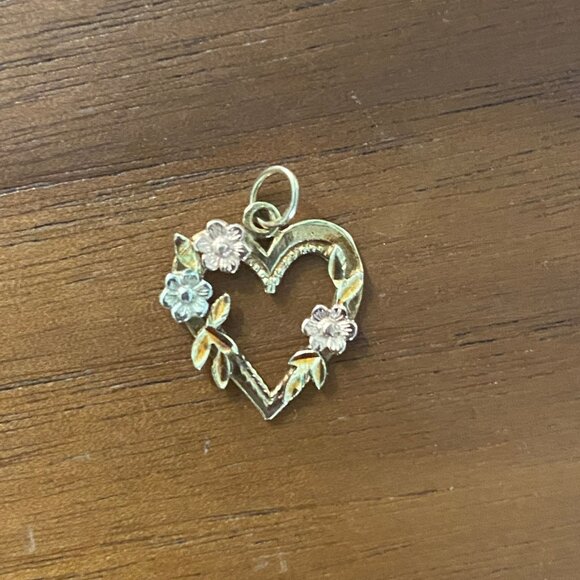 Vintage 14K Black Hills Gold Floral Heart Pendant - Picture 3 of 6